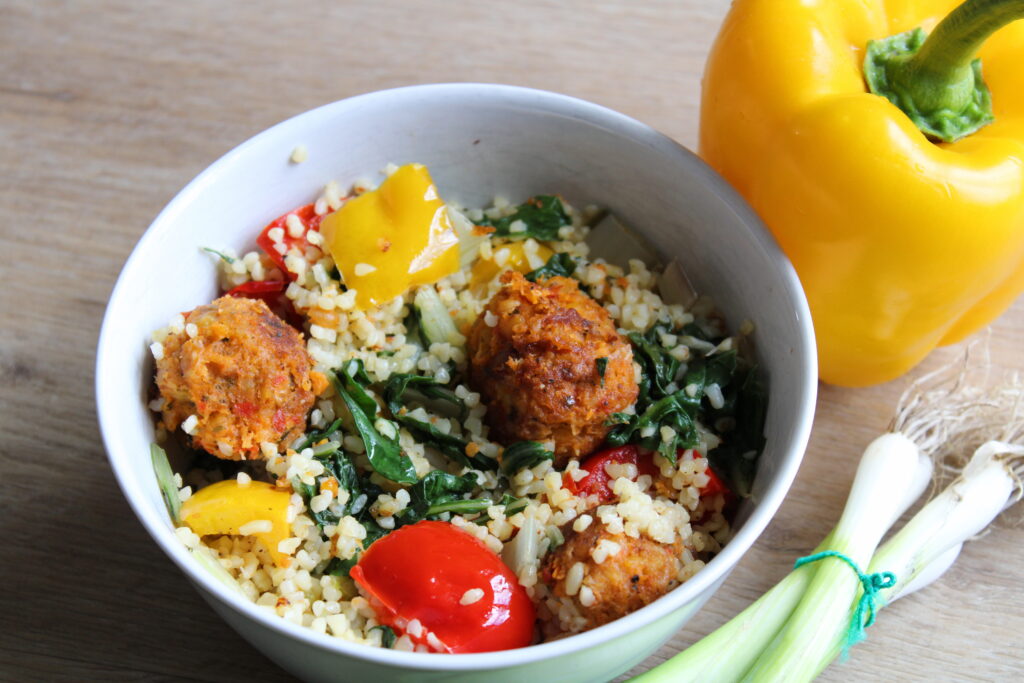 Bulgursalade met geroosterde paprika, snijbiet en falafel